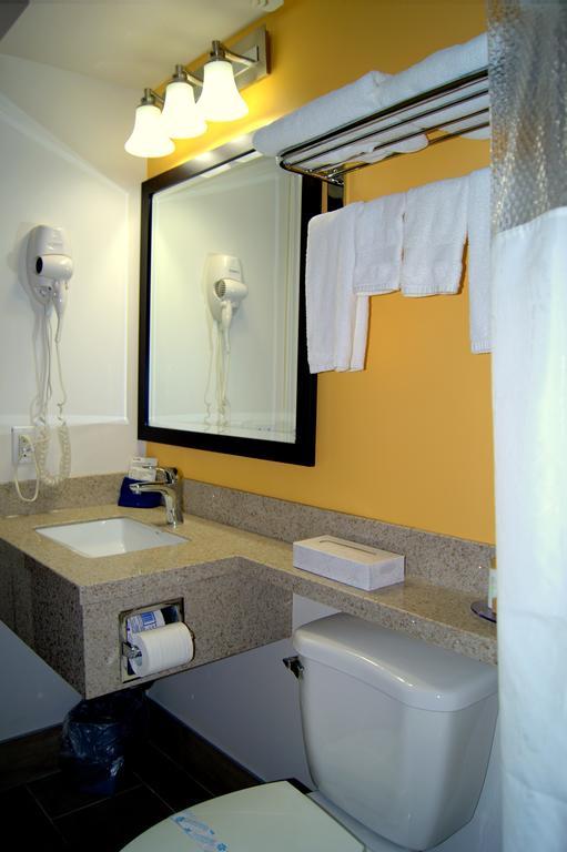 Bay Hill Inns & Suites Neepawa Экстерьер фото