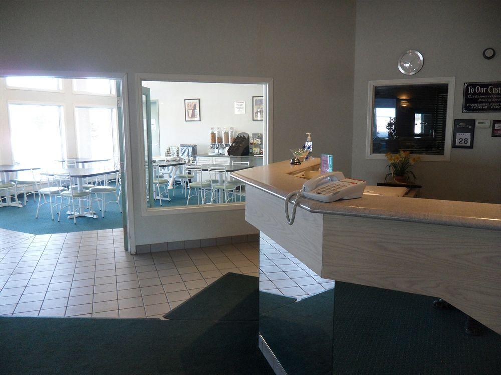 Bay Hill Inns & Suites Neepawa Экстерьер фото