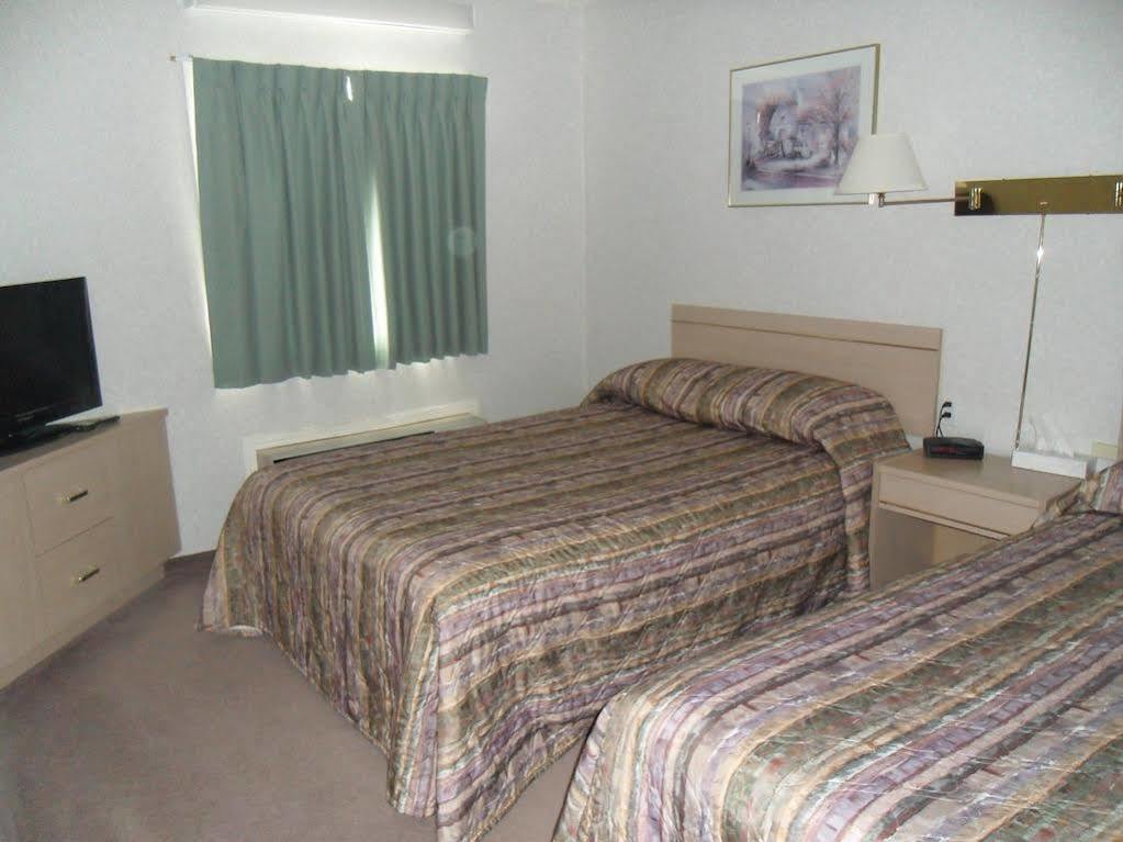 Bay Hill Inns & Suites Neepawa Экстерьер фото