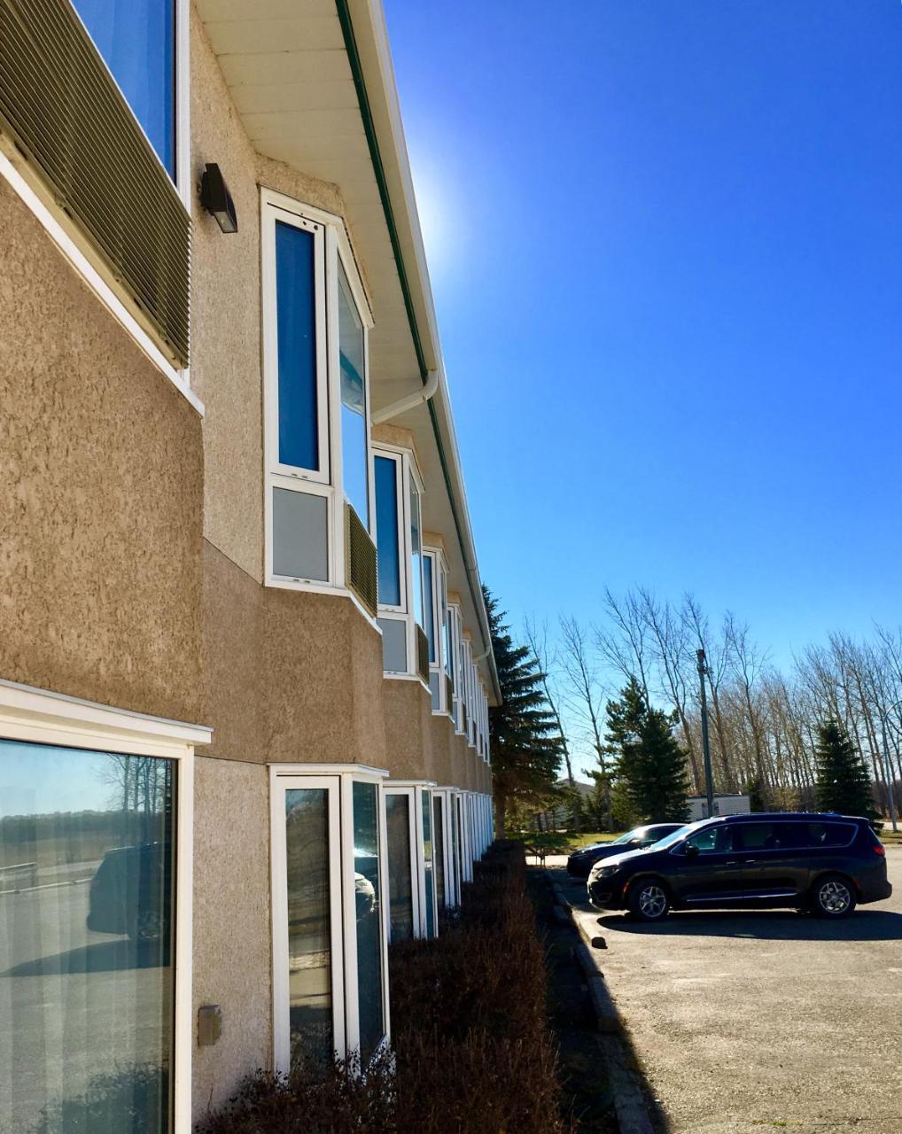 Bay Hill Inns & Suites Neepawa Экстерьер фото